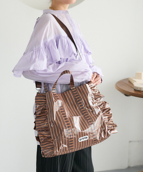 FREAK'S STORE(フリークスストア)の「OUTDOOR PRODUCTS × FREAK'S STORE/アウトドアプロダクツ 別注 2WAY ストライプ PVC トートバッグ/ショルダーバッグ/PVCバッグ/A4サイズトートバッグ(トートバッグ・レディース・ブルー/ベージュ/ブラウン・ONE SIZE)」の1枚目の写真