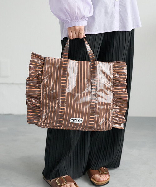 FREAK'S STORE(フリークスストア)の「OUTDOOR PRODUCTS × FREAK'S STORE/アウトドアプロダクツ 別注 2WAY ストライプ PVC トートバッグ/ショルダーバッグ/PVCバッグ/A4サイズトートバッグ(トートバッグ・レディース・ブルー/ベージュ/ブラウン・ONE SIZE)」の17枚目の写真