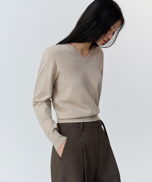 MUSINSA STANDARD WOMAN（ムシンサスタンダードウーマン）の「ウィメンズエッセンシャルVネックニット[グレイッシュベージュ]（ニット/セーター・レディース・その他・X-SMALL/SMALL/MEDIUM/LARGE）」の3枚目の写真
