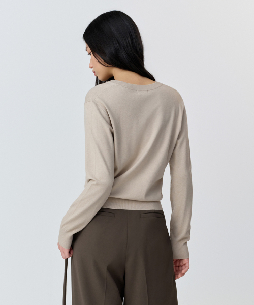 MUSINSA STANDARD WOMAN（ムシンサスタンダードウーマン）の「ウィメンズエッセンシャルVネックニット[グレイッシュベージュ]（ニット/セーター・レディース・その他・X-SMALL/SMALL/MEDIUM/LARGE）」の4枚目の写真