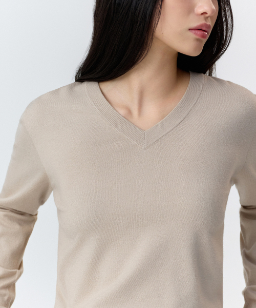 MUSINSA STANDARD WOMAN（ムシンサスタンダードウーマン）の「ウィメンズエッセンシャルVネックニット[グレイッシュベージュ]（ニット/セーター・レディース・その他・X-SMALL/SMALL/MEDIUM/LARGE）」の5枚目の写真