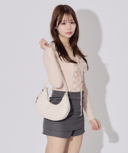 ALLuRing ChaRm（アリュリングチャーム）の「Lace-up Slim Fit Tops / レースアップスリムフィットトップス（シャツ/ブラウス・レディース・ピンクベージュ/ブラック・FREE）」の4枚目の写真