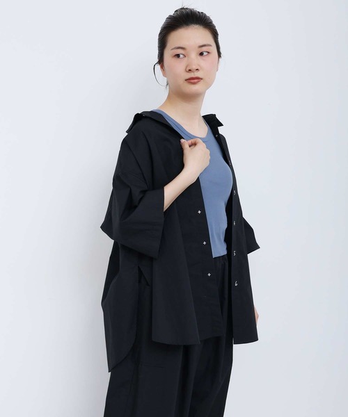 I am I in fact...(アイアムアイインファクト)の「SUSIE SHIRT(シャツ/ブラウス・レディース・ホワイト/ブラック/サックスブルー・FREE)」の2枚目の写真