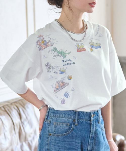 Disney(ディズニー)の「<Disney>【トイストーリー】綿混素材ゆるっとTシャツ(Tシャツ/カットソー・レディース・オフホワイト・X-LARGE/LARGE/MEDIUM/XX-LARGE)」の1枚目の写真