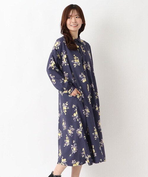 one'sterrace(ワンズテラス)の「綿レーヨン 水彩プリントワンピース(ワンピース・レディース・ネイビー系5・02)」の1枚目の写真