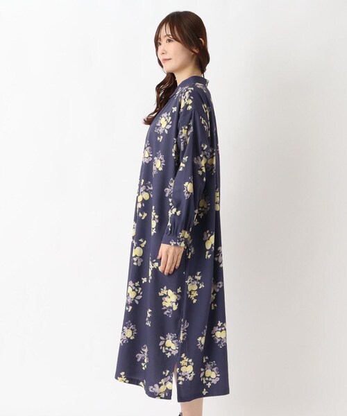 one'sterrace(ワンズテラス)の「綿レーヨン 水彩プリントワンピース(ワンピース・レディース・ネイビー系5・02)」の3枚目の写真