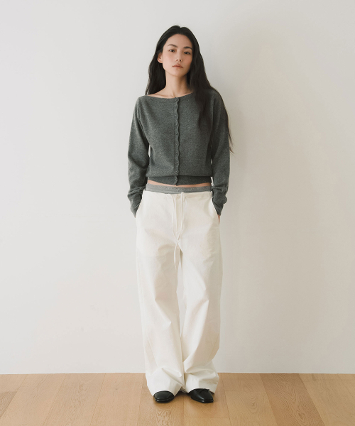 YEARNING(イヤニング)の「ESSENTIAL MERINO WOOL BOAT NECK CARDIGAN, GREY(カーディガン/ボレロ・レディース・その他・FREE)」の3枚目の写真