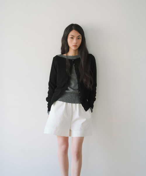 YEARNING(イヤニング)の「ESSENTIAL MERINO WOOL BOAT NECK CARDIGAN, GREY(カーディガン/ボレロ・レディース・その他・FREE)」の4枚目の写真