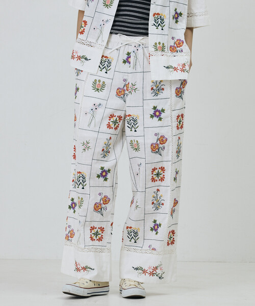 Freada(フリーダ)の「Freada/フリーダ パッチワーク花刺繍パンツ(その他パンツ・レディース・ブラック/オフホワイト・ONE SIZE)」の3枚目の写真