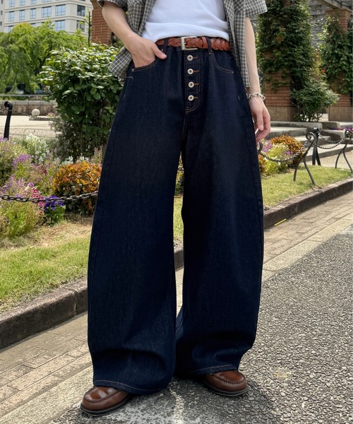 ADAMASTE(アダマスト)の「Button-fly Wide Curve Denim - ボタンフライワイドカーブデニム(デニムパンツ・メンズ・ブラック/インディゴブルー・MEDIUM/LARGE)」の1枚目の写真