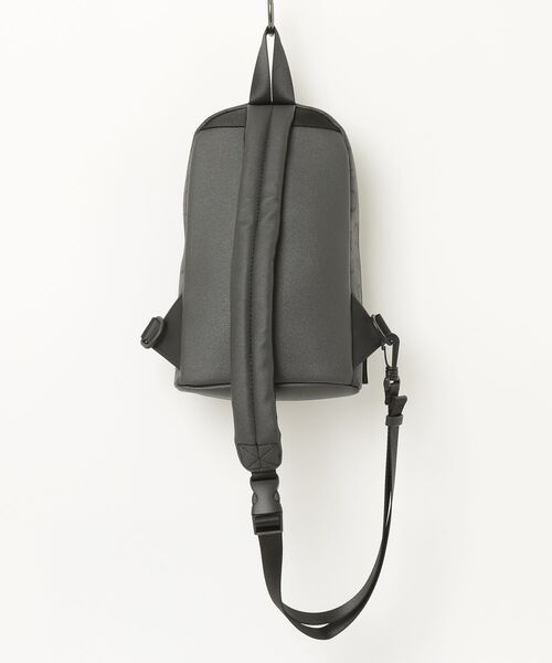 Guess(ゲス)の「INSIGNIA Sling Backpack ボディバッグ メンズバッグ(ボディバッグ/ウエストポーチ・メンズ・ダークグレー・ONE SIZE)」の5枚目の写真