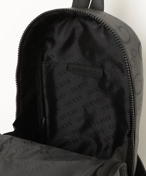Guess(ゲス)の「INSIGNIA Sling Backpack ボディバッグ メンズバッグ(ボディバッグ/ウエストポーチ・メンズ・ダークグレー・ONE SIZE)」の3枚目の写真