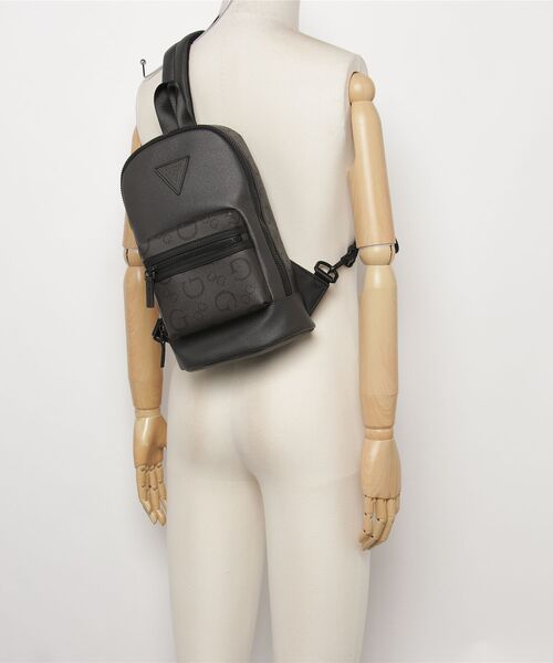 Guess(ゲス)の「INSIGNIA Sling Backpack ボディバッグ メンズバッグ(ボディバッグ/ウエストポーチ・メンズ・ダークグレー・ONE SIZE)」の2枚目の写真