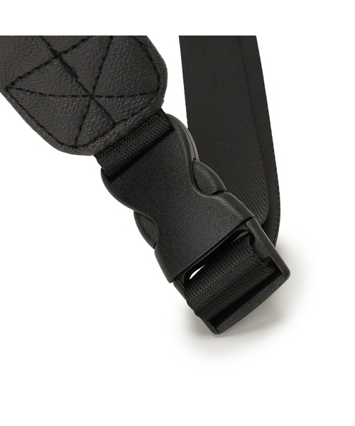 Guess(ゲス)の「INSIGNIA Sling Backpack ボディバッグ メンズバッグ(ボディバッグ/ウエストポーチ・メンズ・ダークグレー・ONE SIZE)」の9枚目の写真