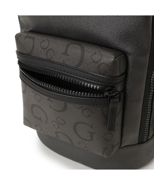 Guess(ゲス)の「INSIGNIA Sling Backpack ボディバッグ メンズバッグ(ボディバッグ/ウエストポーチ・メンズ・ダークグレー・ONE SIZE)」の7枚目の写真