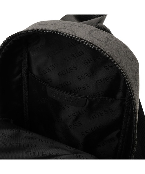 Guess(ゲス)の「INSIGNIA Sling Backpack ボディバッグ メンズバッグ(ボディバッグ/ウエストポーチ・メンズ・ダークグレー・ONE SIZE)」の6枚目の写真