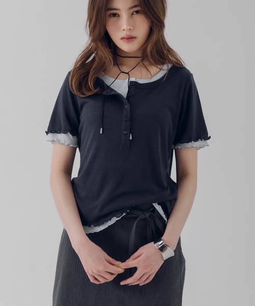 MUHET(ミュエータ)の「henry neck layered tee set / レイヤードヘンリーTシャツセット(Tシャツ/カットソー・レディース・ネイビー/ブラウン/レッド/ピンク・FREE)」の2枚目の写真