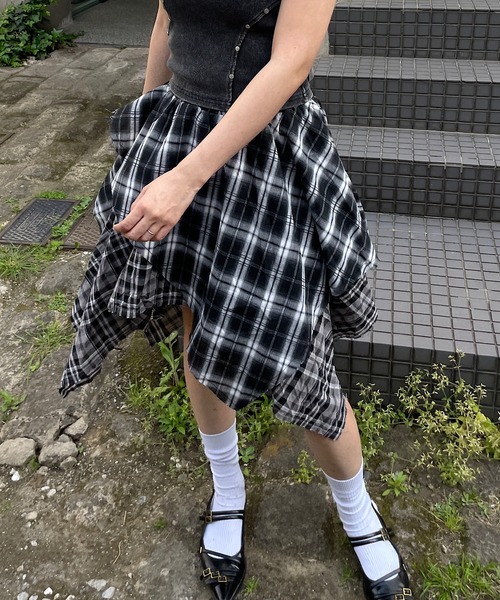ROGER AND RAW(ロジャーアンドロウ)の「ヴィンテージ風 アシメティアード チェックスカート(スカート・レディース・ブラック/ブラウン・FREE)」の3枚目の写真