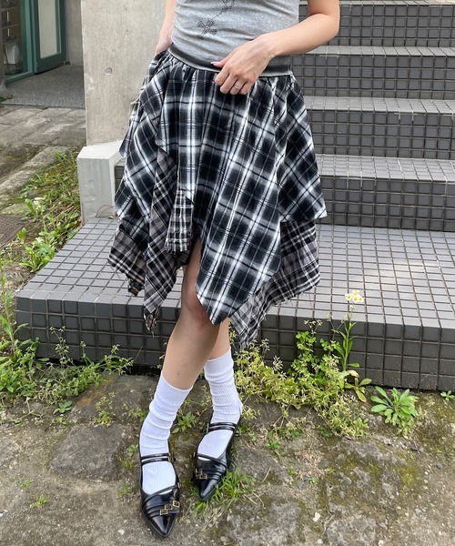 ROGER AND RAW(ロジャーアンドロウ)の「ヴィンテージ風 アシメティアード チェックスカート(スカート・レディース・ブラック/ブラウン・FREE)」の7枚目の写真
