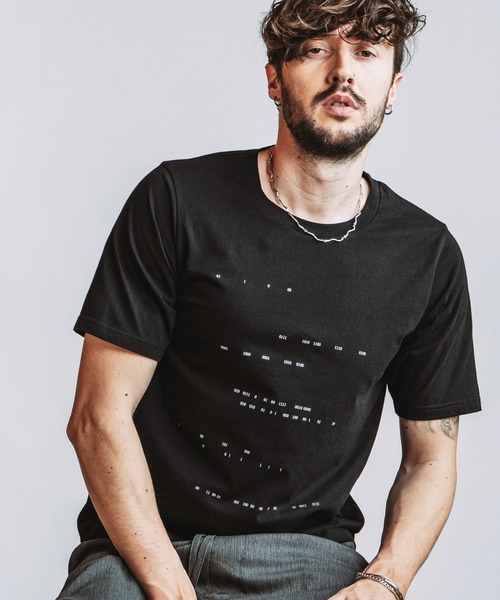 NO ID.(ノーアイディ)の「【NO ID.】Binary Number Print T-Shirt / バイナリー ナンバー プリント Tシャツ(Tシャツ/カットソー・メンズ・ブラック/ホワイト・2/1)」の2枚目の写真