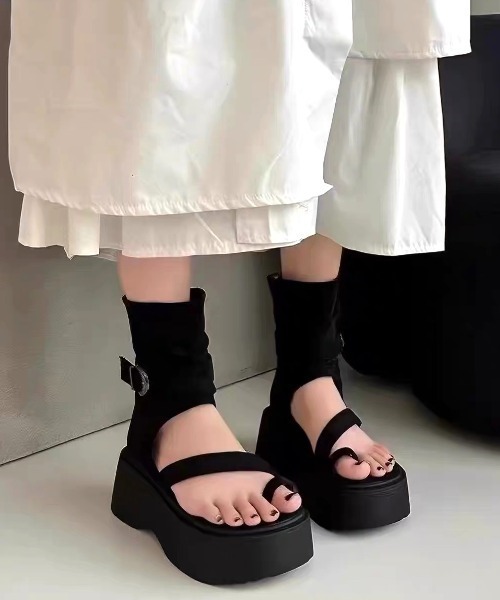 Vipoa(ヴィポア)の「Volume sole boots sandal(サンダル・レディース・ブラック/ベージュ・LARGE/MEDIUM/SMALL)」の1枚目の写真