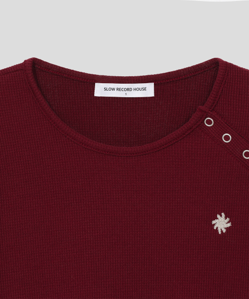SLOW RECORD HOUSE(スローレコードハウス)の「ヘンリーネックアイレットTシャツ_バーガンディ(Tシャツ/カットソー・レディース・バーガンディー・1)」の2枚目の写真