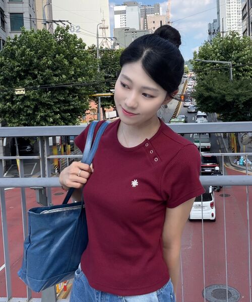 SLOW RECORD HOUSE(スローレコードハウス)の「ヘンリーネックアイレットTシャツ_バーガンディ(Tシャツ/カットソー・レディース・バーガンディー・1)」の11枚目の写真