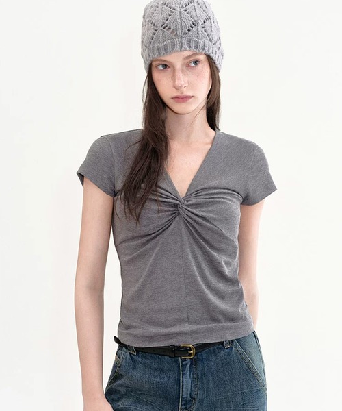 Fano Studios(ファノ ストゥディオズ)の「Vネック ツイストデザイン 半袖トップス FX26S216【Fano Studios】【2026SS】(Tシャツ/カットソー・レディース・グレー・S/M/L)」の10枚目の写真