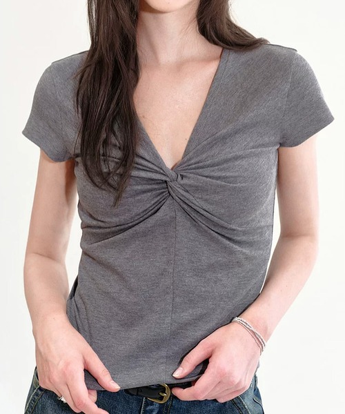 Fano Studios(ファノ ストゥディオズ)の「Vネック ツイストデザイン 半袖トップス FX26S216【Fano Studios】【2026SS】(Tシャツ/カットソー・レディース・グレー・S/M/L)」の13枚目の写真