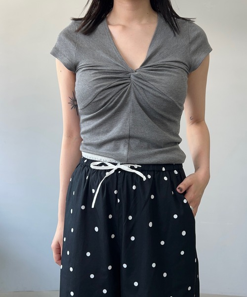 Fano Studios(ファノ ストゥディオズ)の「Vネック ツイストデザイン 半袖トップス FX26S216【Fano Studios】【2026SS】(Tシャツ/カットソー・レディース・グレー・S/M/L)」の17枚目の写真