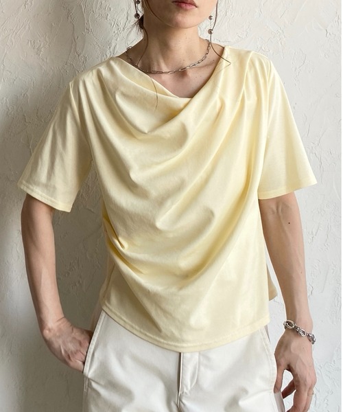 She's Closet(シーズクローゼット)の「半袖 オフショル アシメネック ドレープトップス Tシャツ(Tシャツ/カットソー・レディース・ホワイト/ブラック/イエロー・FREE)」の3枚目の写真