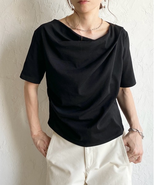 She's Closet(シーズクローゼット)の「半袖 オフショル アシメネック ドレープトップス Tシャツ(Tシャツ/カットソー・レディース・ホワイト/ブラック/イエロー・FREE)」の2枚目の写真