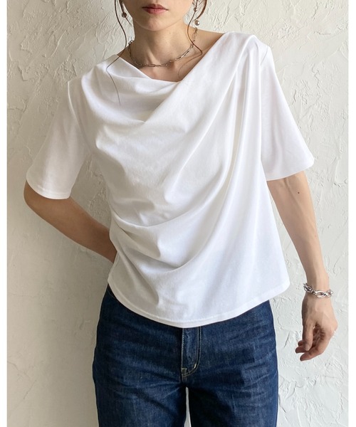 She's Closet(シーズクローゼット)の「半袖 オフショル アシメネック ドレープトップス Tシャツ(Tシャツ/カットソー・レディース・ホワイト/ブラック/イエロー・FREE)」の4枚目の写真