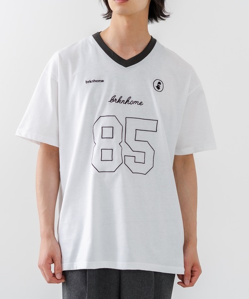 brknhome(ブロークンホーム)の「【BRKNHOME/ブロークンホーム】×【ZERO STAIN/ゼロステイン】【ホッケー風デザイン】コラボTシャツ 汗染み防止 ワンポイント オーバーサイズ(Tシャツ/カットソー・メンズ・ホワイト/チャコールグレー・MEDIUM/LARGE)」の1枚目の写真