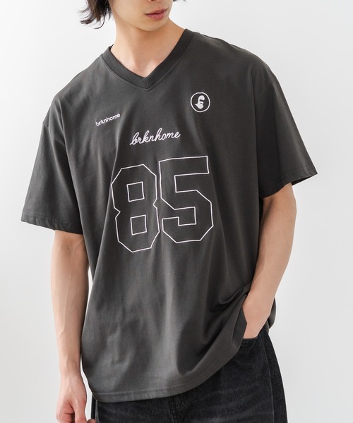 brknhome(ブロークンホーム)の「【BRKNHOME/ブロークンホーム】×【ZERO STAIN/ゼロステイン】【ホッケー風デザイン】コラボTシャツ 汗染み防止 ワンポイント オーバーサイズ(Tシャツ/カットソー・メンズ・ホワイト/チャコールグレー・MEDIUM/LARGE)」の2枚目の写真