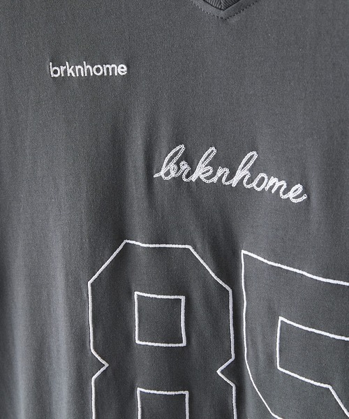 brknhome(ブロークンホーム)の「【BRKNHOME/ブロークンホーム】×【ZERO STAIN/ゼロステイン】【ホッケー風デザイン】コラボTシャツ 汗染み防止 ワンポイント オーバーサイズ(Tシャツ/カットソー・メンズ・ホワイト/チャコールグレー・MEDIUM/LARGE)」の3枚目の写真