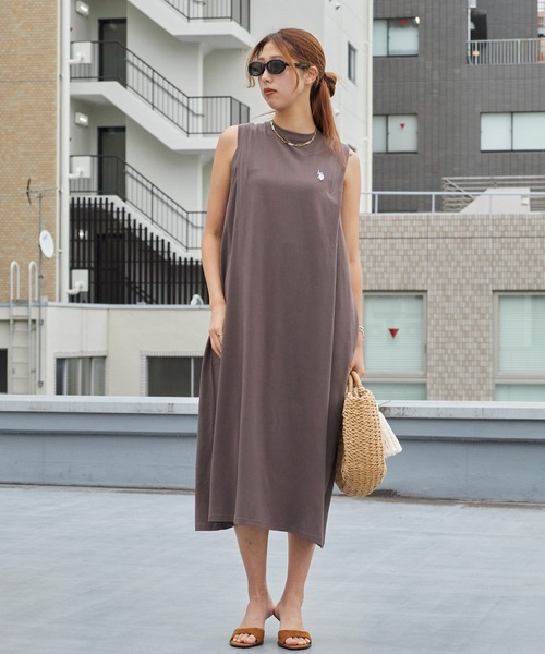 U.S. POLO ASSN.(ユーエスポロアッスン)の「U.S. POLO ASSN./ユーエスポロアッスン Shoulder-tuck dress ショルダータックワンピース ダブルホースマン刺繍 ノースリーブ Aライン カットソー Tシャツワンピース 2026年 夏 夏服(ワンピース・レディース・スミクロ/ブラウン/ベージュ・S/M/L)」の2枚目の写真