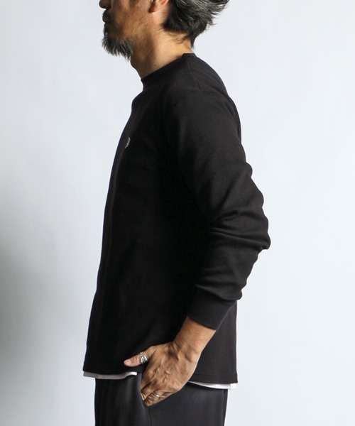 The DUFFER of ST.GEORGE(ザダファーオブセントジョージ)の「T/C WAFFLE D-PATCH L/S TEE:ワッフル ロングスリーブTEE / サーマル / Dワッペン / ワンポイント / デイリーウェア(Tシャツ/カットソー・メンズ・ホワイト/ブラック・X-LARGE/LARGE/MEDIUM/SMALL)」の11枚目の写真