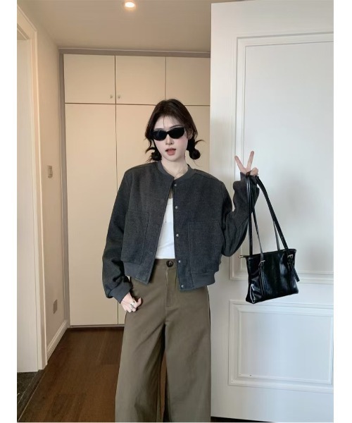 Ritzy(リッツィー)の「ノーカラー クロップドボンバージャケット(ブルゾン・レディース・カーキ/ダークグレー・M)」の7枚目の写真