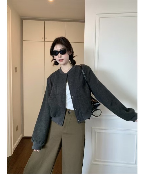 Ritzy(リッツィー)の「ノーカラー クロップドボンバージャケット(ブルゾン・レディース・カーキ/ダークグレー・M)」の16枚目の写真