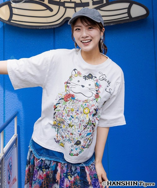 ScoLar(スカラー)の「462029:阪神タイガース×ScoLar コラージュ柄Tシャツ(Tシャツ/カットソー・レディース・オフホワイト/ブラック・L/M)」の2枚目の写真