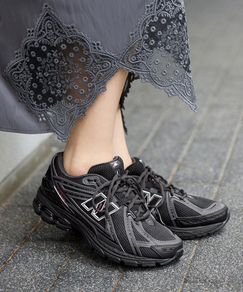 IENA(イエナ)の「NEW BALANCE/ニューバランス U1906R スニーカー(スニーカー・レディース・ブラック/ホワイト・23.5cm/24cm/24.5cm/25cm/23cm)」の2枚目の写真