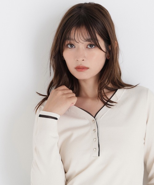 NATURAL BEAUTY BASIC(ナチュラルビューティーベーシック)の「フロントボタンバイカラーニット(ニット/セーター・レディース・ブラック系その他2/ブルー系その他2/ホワイト系その他・FREE)」の2枚目の写真