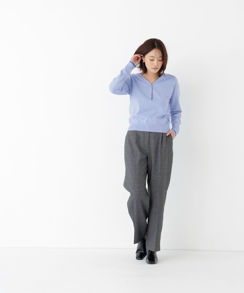 NATURAL BEAUTY BASIC(ナチュラルビューティーベーシック)の「フロントボタンバイカラーニット(ニット/セーター・レディース・ブラック系その他2/ブルー系その他2/ホワイト系その他・FREE)」の20枚目の写真