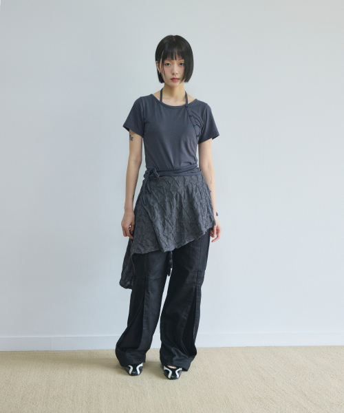 SLEEKGLOW（スリック グロウ）の「タイアップ斜めボタントップ[グレー]（Tシャツ/カットソー・レディース・その他・SMALL/MEDIUM）」の4枚目の写真