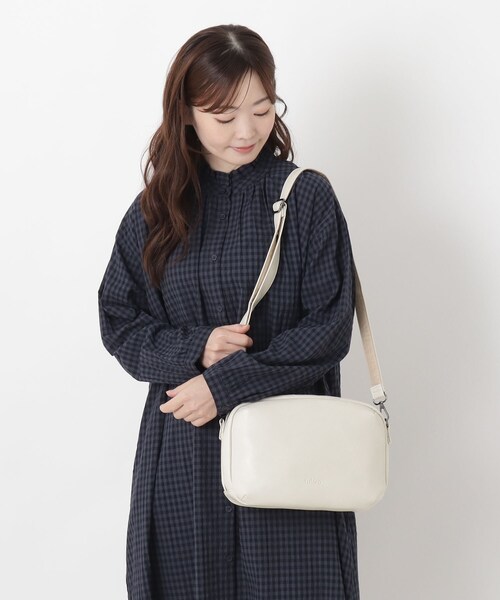 one'sterrace（ワンズテラス）の「fulcro ナロー合皮ショルダー（ショルダーバッグ・レディース・ブラック系8/ベージュ系その他7/アイボリー系8・99）」の14枚目の写真