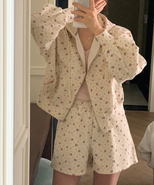 AMAJI(アマジ)の「フード付き スウェット ハーフパンツ セットアップ(セットアップ・レディース・グレー/ベージュ・MEDIUM/LARGE/X-LARGE)」の2枚目の写真