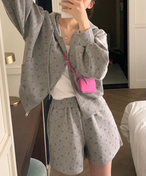 AMAJI(アマジ)の「フード付き スウェット ハーフパンツ セットアップ(セットアップ・レディース・グレー/ベージュ・MEDIUM/LARGE/X-LARGE)」の3枚目の写真