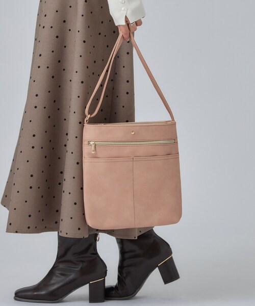 SHOO・LA・RUE（シューラルー）の「ボディフィットあおりショルダーバッグ（ショルダーバッグ・レディース・ブラック/ブルー/ブラウン系その他/ボルドー/ピンク系・00）」の4枚目の写真