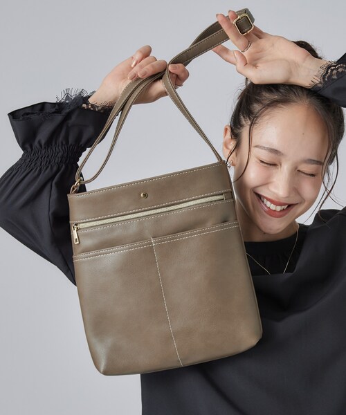SHOO・LA・RUE（シューラルー）の「ボディフィットあおりショルダーバッグ（ショルダーバッグ・レディース・ブラック/ブルー/ブラウン系その他/ボルドー/ピンク系・00）」の2枚目の写真